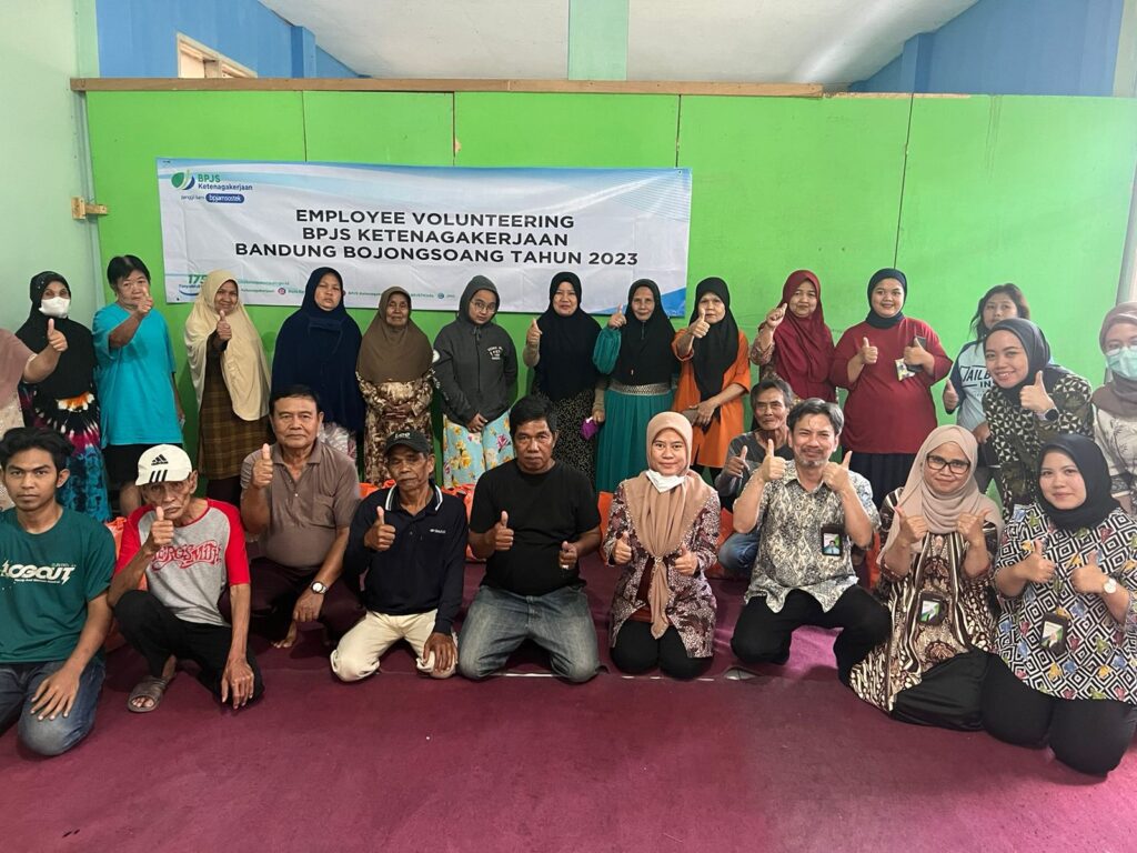 BPJS Ketenagakerjaan Cabang Bandung Bojongsoang Salurkan Bantuan Sembako ke Puluhan Lansia