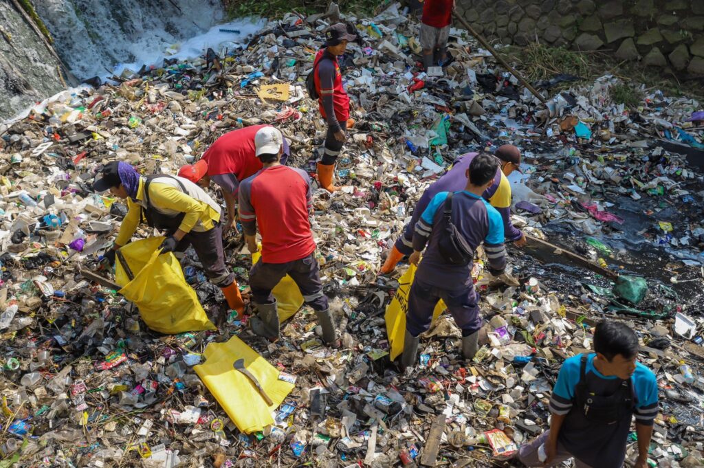 Komitmen Dukung Program Citarum Harum, Pemkot Bandung Terus Rutinkan Bersih-Bersih Sampah di Sungai