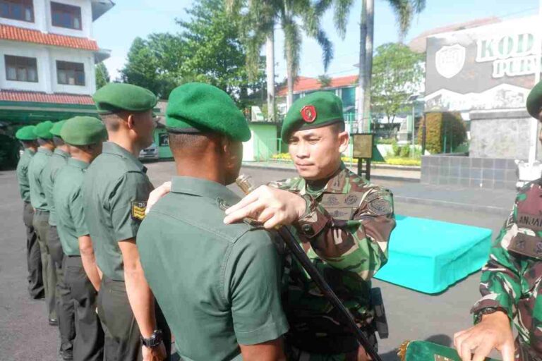 Dandim Pimpin Upacara Korp Raport Kenaikan Pangkat Kepada 22 Prajurit TNI Kodim