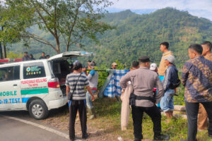 Saman Hilang Sejak Pulang Dari Kebun Diketemukan Nyakut Dibatu Besar Dasar Tebing