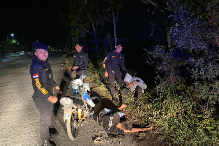Dikira Mati Akibat Perkelahian? Dua Pemuda Tergeletak di Pinggir Jalan di Warung Peuteuy, Garut