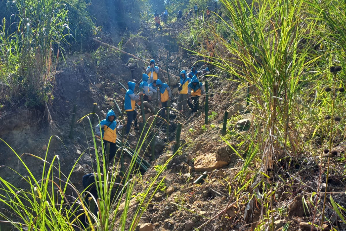 Atasi Bencana Longsor, Warga 5 Desa di Talegong Garut Memasang Tiang Penyangga Bencana Pakai Bambu