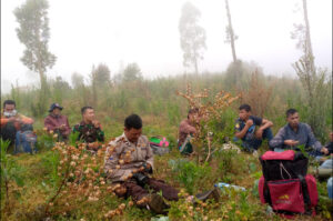 Sampai Rela Menginap, Warga Desa Cintanagara Cari Sumber Air Sejauh 20 Km di Kawasan Gunung Cikuray, Garut