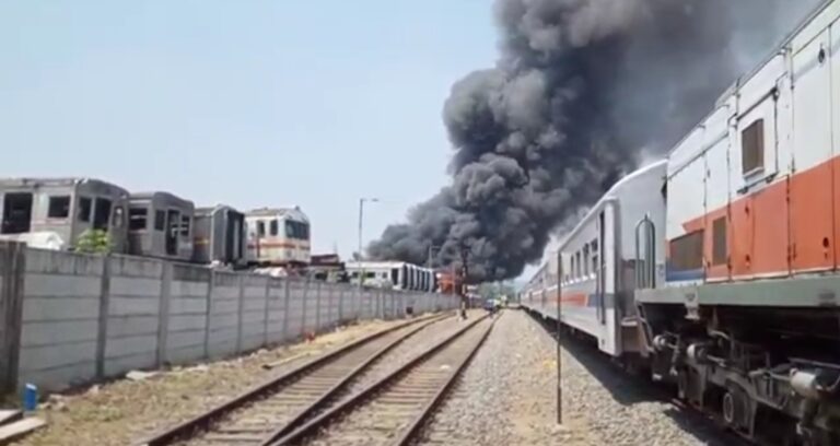 Akibat Pengelasan, 9 Bangkai Gerbong Kereta Api di Purwakarta Ludes Terbakar