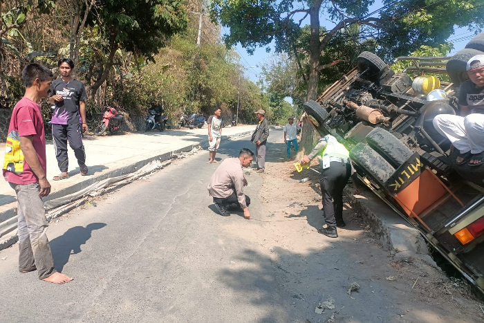 Truk Bermuatan 7 Ton Pupuk Kandang Terguling Menimpa Pemotor di Garut, Gegara Hal Ini