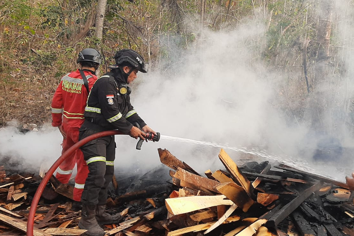 Diduga Akibat Sisa Bara Sampah Kayu, Panglong Kayu di Pasir Agung, Kuningan, Ludes Terbakar