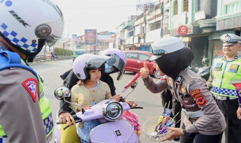 Coklat dan Helm untuk Pengguna Jalan di Kota Sukabumi dari Polwan dan Badut, Aksi Humanis Polri