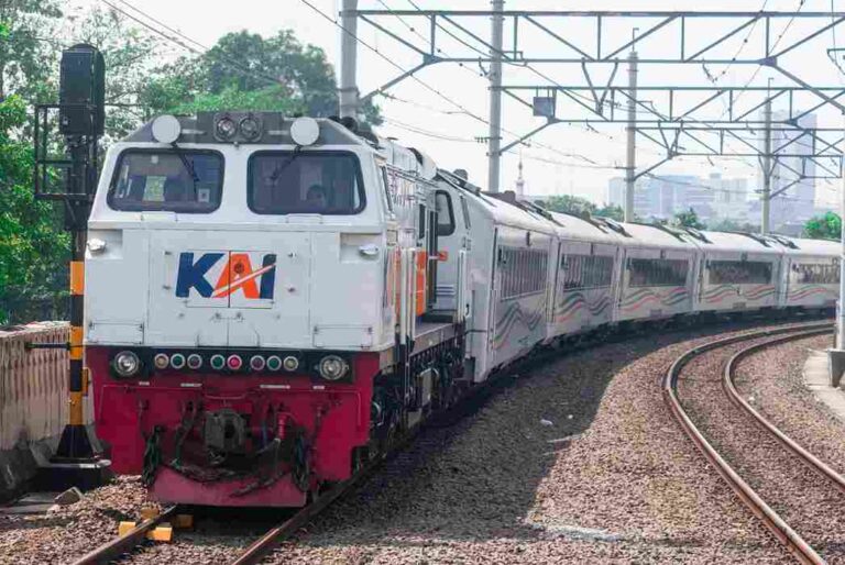 Kereta Mutiara Selatan Selip di Stasiun Ciamis, Perjalanan KRL di Bandung Raya Alami Keterlambatan