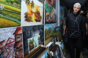 Menyusuri Jalan Braga Bandung, Ganjar Pranowo Dapat Kejutan dari Pelukis Jalanan