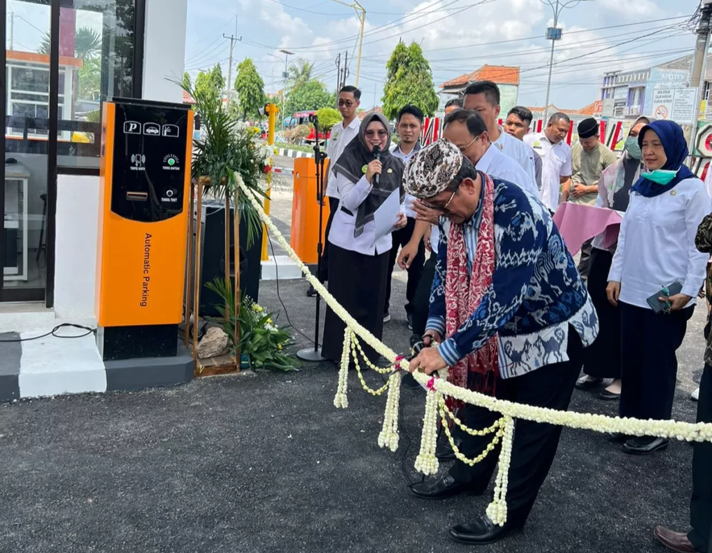 Bupati Cirebon, Imron saat meresmikan gerbang utama dan foodcourt RSUD Arjawinangun. (Foto: Charles)