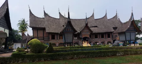 rumah adat minangkabau