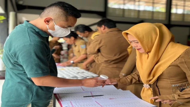 tes urine kepala sekolah