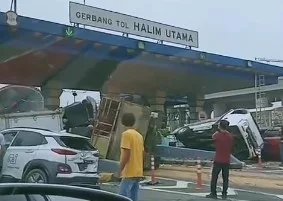 Kronologi Kecelakaan di Gerbang Tol Halim Utama, 4 Orang Terluka