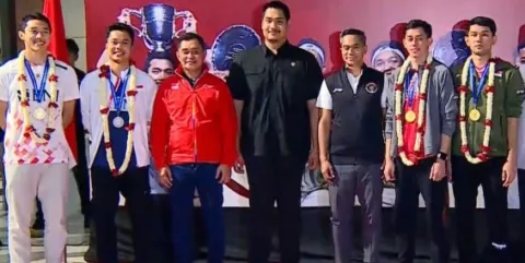 Viral Video Menpora Dito Tak Mau Geser saat Foto Bersama Juara All England 2024