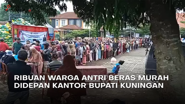 Warga Antri Beras Murah