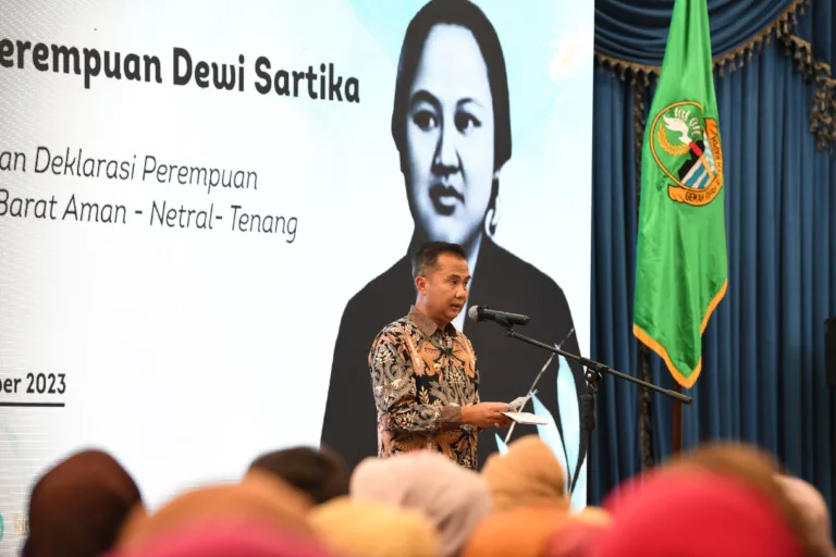 Bey_machmudin_kukuhkan_forum_komunikasi_persatuan_perempuan_Dewi_sartika-768x512