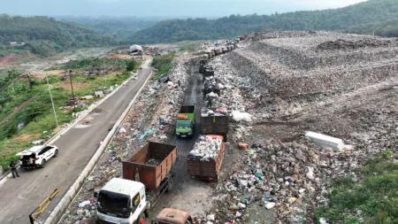 ilustrasi pembuangan sampah di TPA Sarimukti