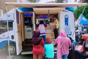 antusiasme warga menukarkan uang di bank Jabarr