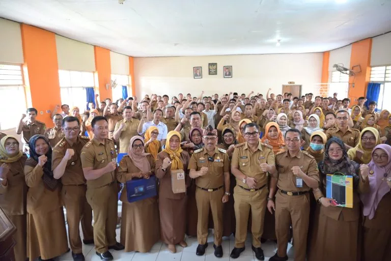 sekolah menerima bantuan provinsi