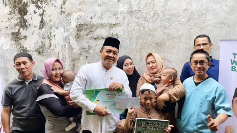 Ngadoor Cara Erwin Dekatkan Diri Dengan Warga Kota Bandung