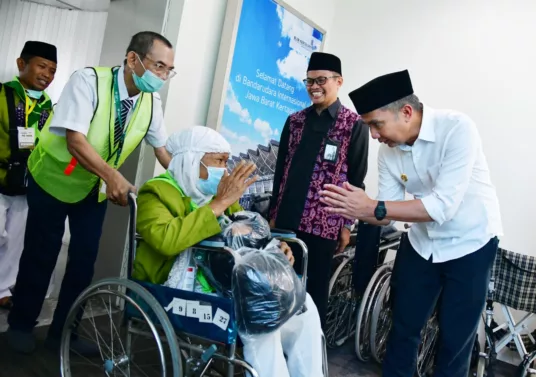 Bey machmudin sambut kepulangan Jemaah Haji di BIJB