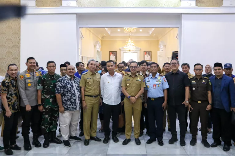 Anggota DPRD Bogor dan PJ Gubernur Jabar usai membahas Raperda Pinjol