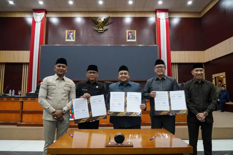 Ketua DPRD Kota Bogor, Atang Trisnanto, mengesahkan RPJPD Kota Bogor. (Nicko/Koranmandala)