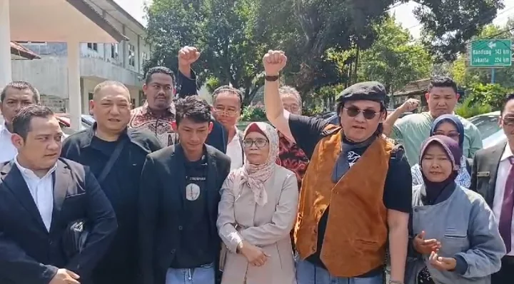 Saka Tatal (ketiga dari kiri) bersama Tim kuasa hukumnya di Pengadilan Negeri Cirebon. (Foto: Charles)