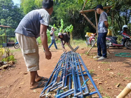 warga membangun tenda