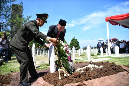 Pj Gubernur Jawa Barat Bey Machmudin menjadi inspektur upacara pemakaman almarhum Mayjen TNI Purnawirawan HR Nuriana di Taman Makam Pahlawan Cikutra, Kota Bandung, Kamis