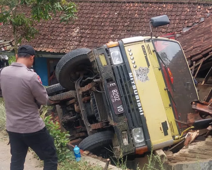 Truk Mitsubishi menimpa rumah penduduk di kecamatan Banjarwangi Garut.