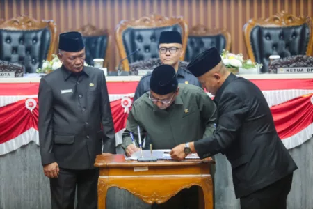 Edwin Senjaya saat memimpin Rapat Paripurna pengambilan Keputusan dan Persetujuan Penetapan Empat Buah Raperda Tahun 2024 menjadi Perda di Ruang Paripurna DPRD Kota Bandung, Rabu 31 Juli 2024.