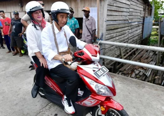 Presiden Jokowi dan Ibu Negara Iriana saat menaiki WIM Zero 08 di Papua