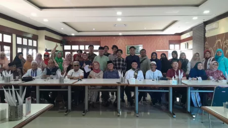 Ustadz Yunus Rambe ditengah peserta pengajian TMT Bandung, Minggu 21 Juli 2024