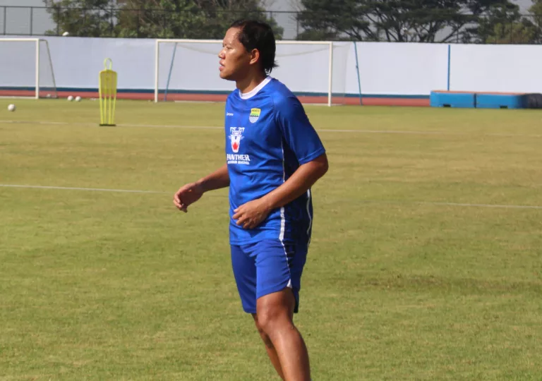 Pemain Persib Bandung Adam Alis