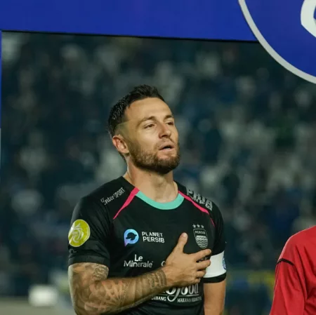 Pemain Persib Bandung Marc Klok kembali rasakan nyeri di Lutut bagian kirinya