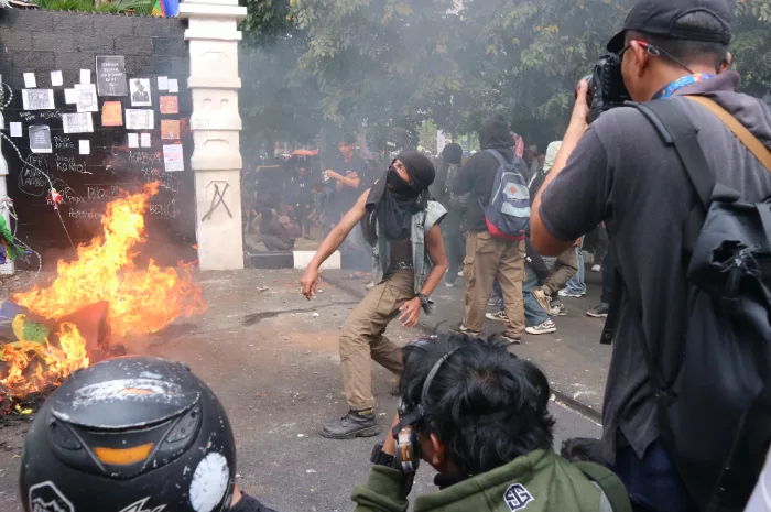 Mahasiswa lakukan demo di depan Gedung DPRD Provinsi Jawa Barat