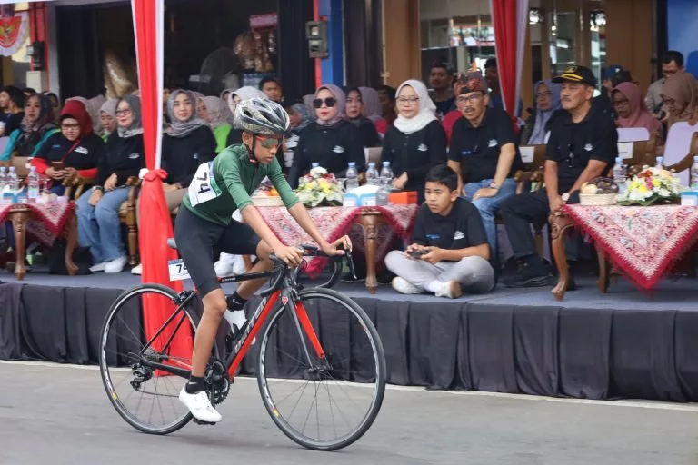 Salah satu Pesepeda yang ikut memeriahkan Tour de Linggarjati