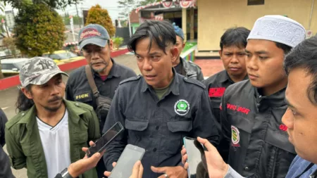 Kerabat korban saat mendatangi Polsek Gunungpuyuh menanyakan perkembangan kasus penganiayaan anak di bawah umur.