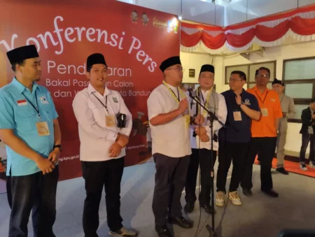 Calon Wali kota dan Wakil Wali Kota Bandung M. Farhan - Erwin Saat Konferensi Pers di KPU Kota Bandung