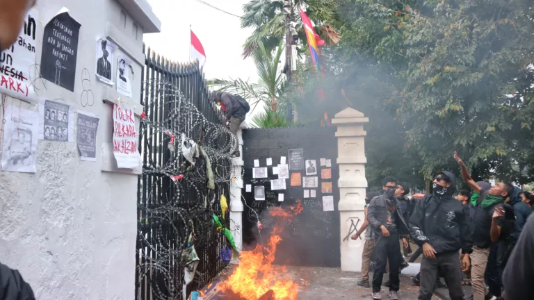 Aksi tolak RUU Pilkada di depan Gedung DPRD Jawa Barat Bandung