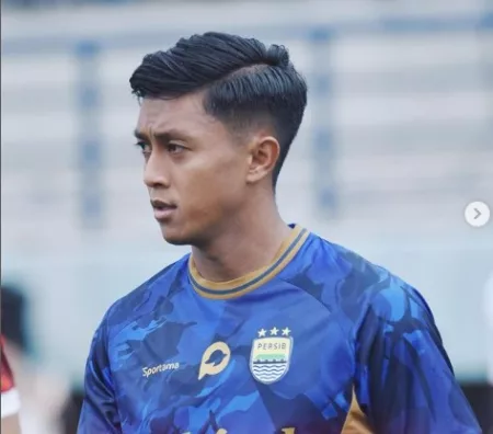 pemian Persib Bandung Febri Haryadi