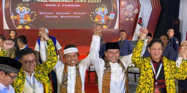 Pasangan Calon Gubernur Jawa Barat Dedi Mulyadi dan Erwan di Kantor KPU Jawa Barat