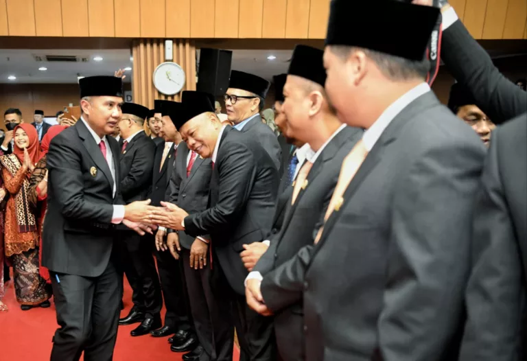 PJ Gubernur Jawa Barat Bey Mahmudin melantik 50 Anggota DPRD Kota Bandung