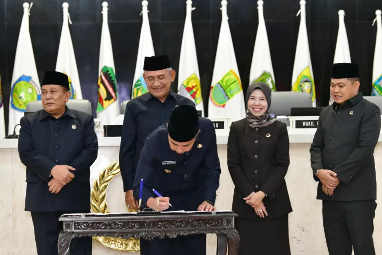 Pj Gubernur Jawa Barat Bey Machmudin saat menandatangani nota kesepakatan perubahan KUA