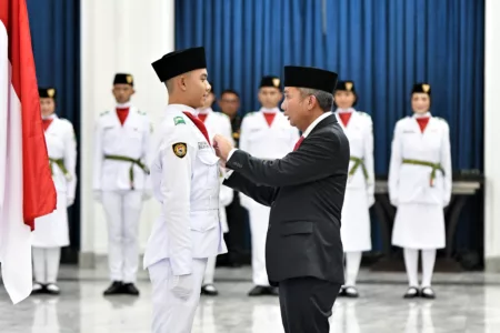 Pj Gubernur Jawa Barat Bey Machmudin saat melantik 52 anggota Paskibraka jabar 2024