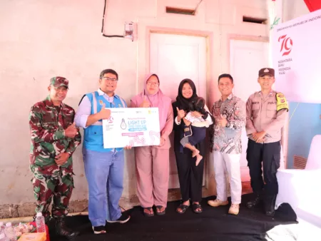 PLN UP3 Bandung ULP Bandung Timur memberikan penyambungan Listrik gratis kepada 2 keluarga