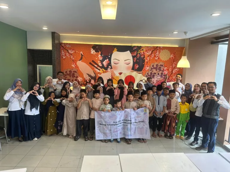 PLN UP3 Bandung melangsungkan kegiatan "Berbagi Kebahagiaan Bersama Anak Yatim Dhuafa" bersama 25 anak yatim dan dhuafa