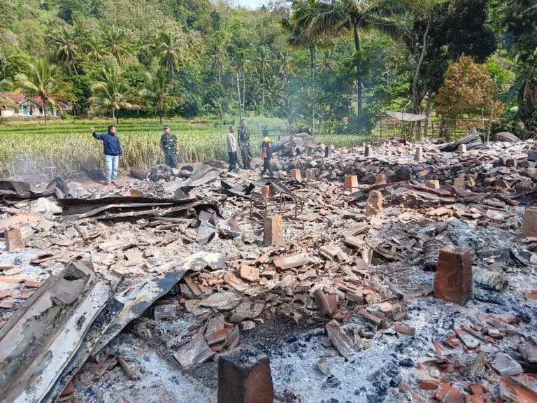 dua rumah hangus di lalab si jago merah