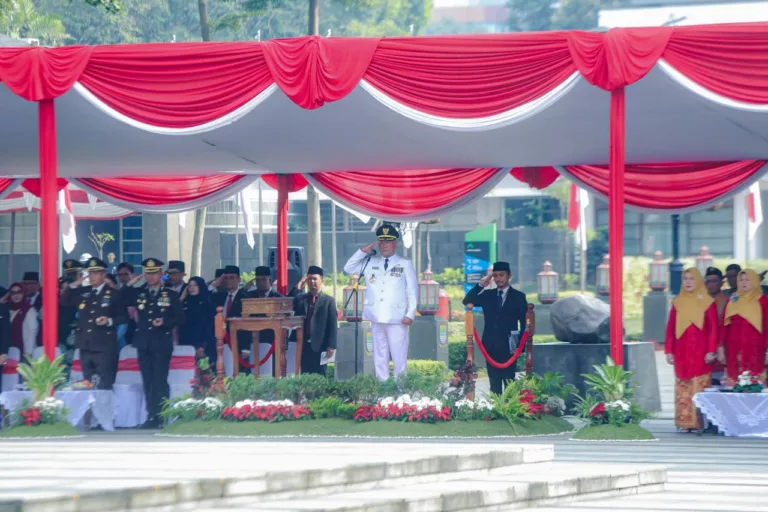 Pj Wali Kota Bandung, Bambang Tirtoyuliono saat menjadi inspektur upacara HUT RI